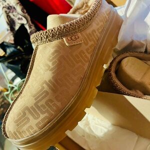 UGG Tan Patterned Slip-On Shoes (Brand new) - No longer sold / rare